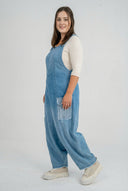 'Sky' Latzhose – Premium-Denim, Ombre & Patch-Details